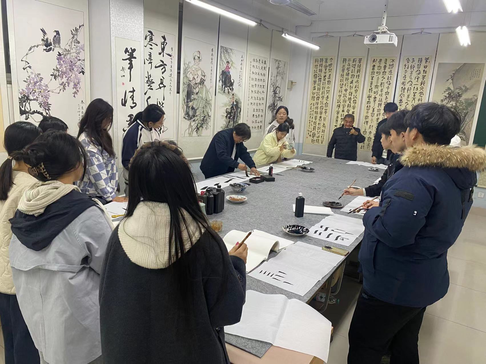 20251021 特色书法体验活动.jpg